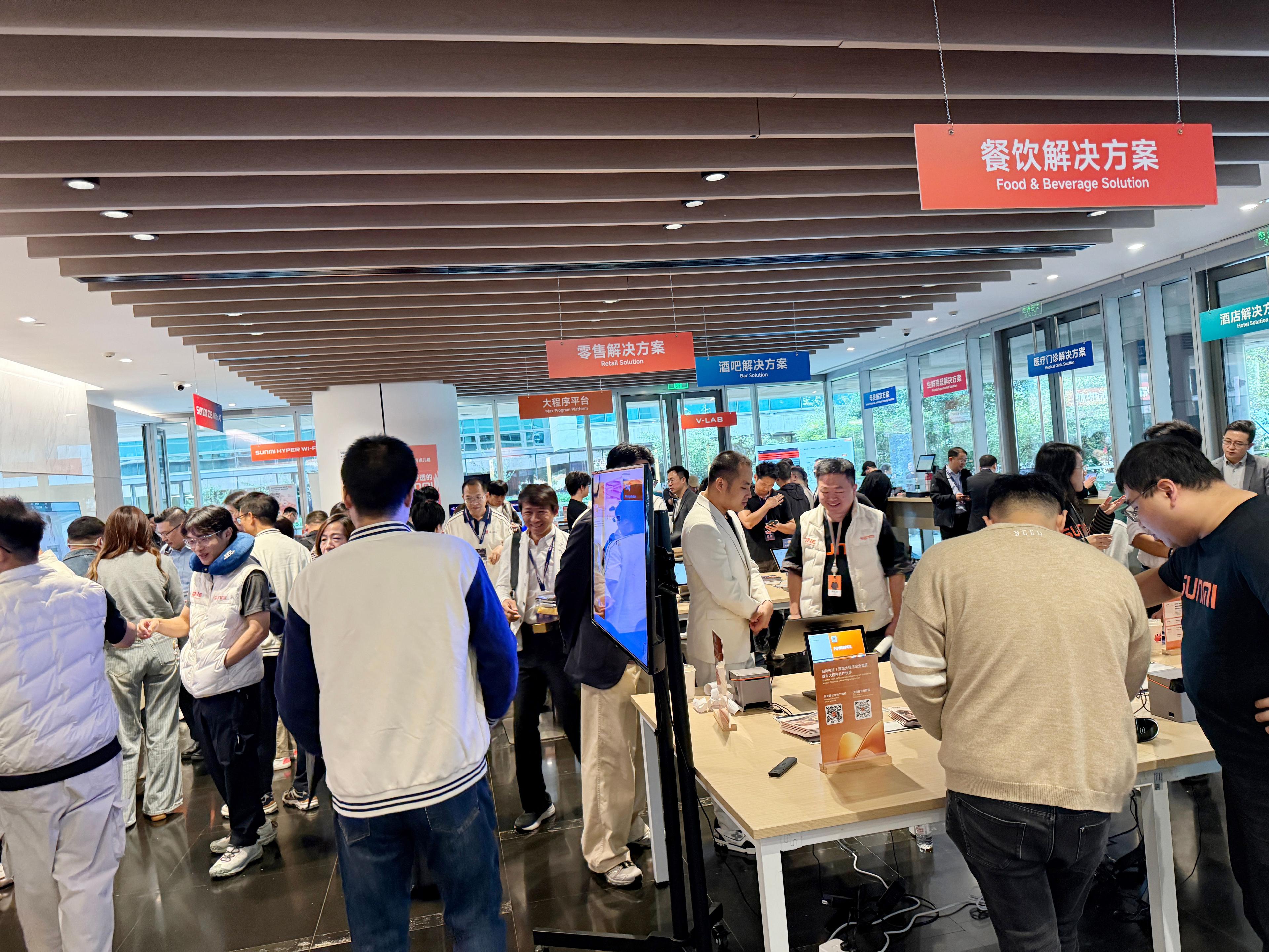 นักพัฒนา (Developers) ,ผู้ประกอบการ SME หรือธุรกิจบริการ/ค้าปลีก ,พันธมิตรทางธุรกิจ/รีเซลเลอร์